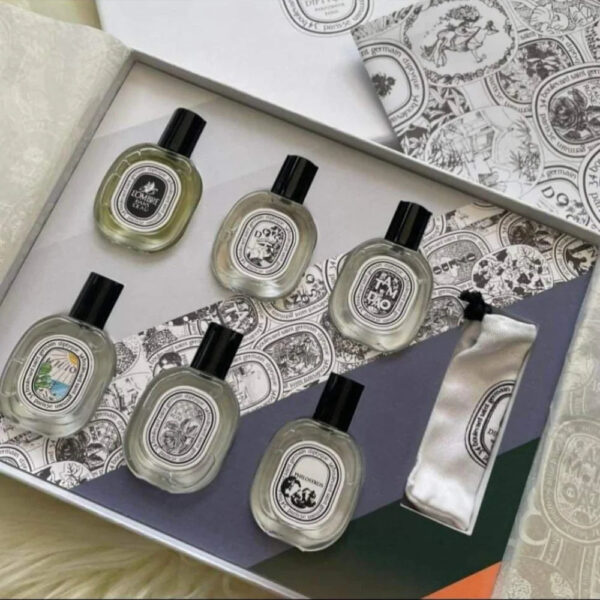 Diptyque_perfume_set_1641215423_8a83687f_progressive_1800x1800_cb47376f-91e0-4a3b-96c0-ea8d799cab8e.webp